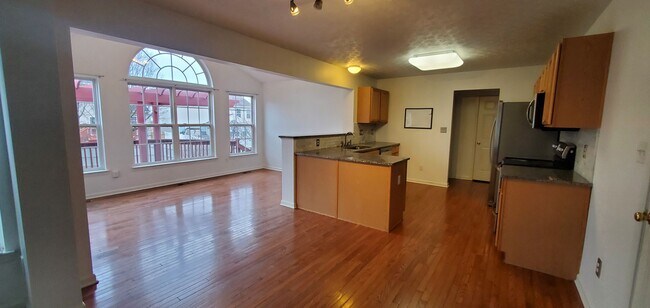 Building Photo - Beautiful 4-bedroom 3 bath home near the b...