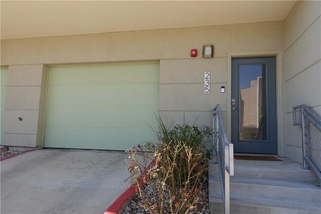 Building Photo - 604 N Bluff Dr