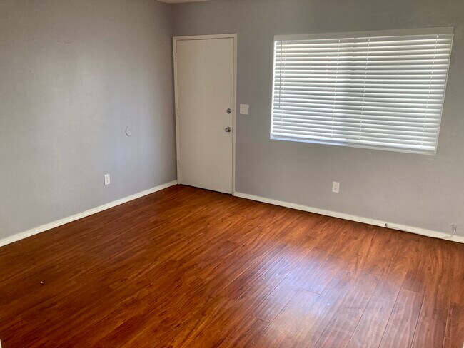 Building Photo - 609 W 7th St