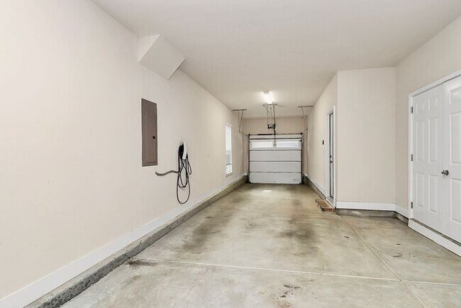 Foto del edificio - Stunning 3BD/3.5BA End Unit w/ City Views!