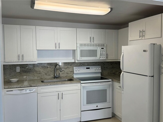 Building Photo - 1440 Brickell Bay Dr