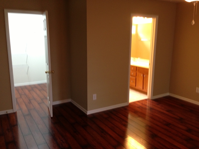Foto del edificio - 305 Hidden Creek Rd