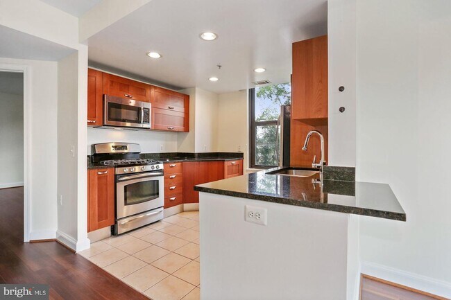 Foto del edificio - 2451 Midtown Ave