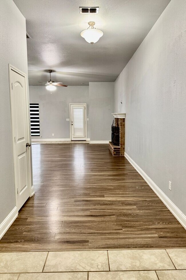 Building Photo - Living in Luxury! Extra Large 3/2/2 in Bel...