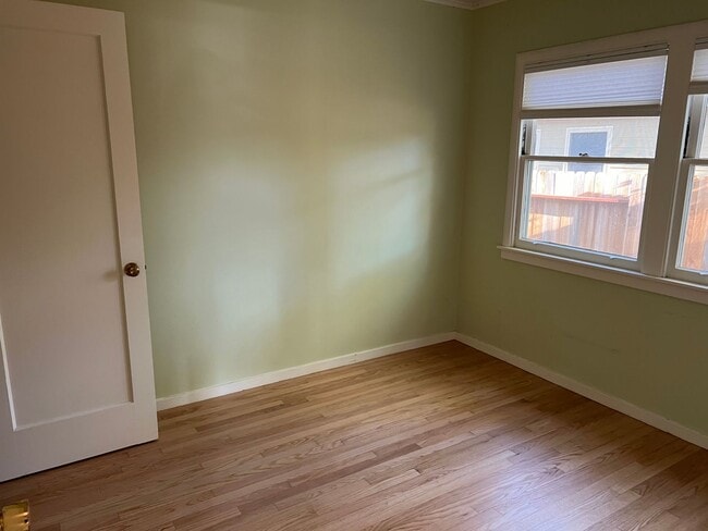 Building Photo - 533-535gst