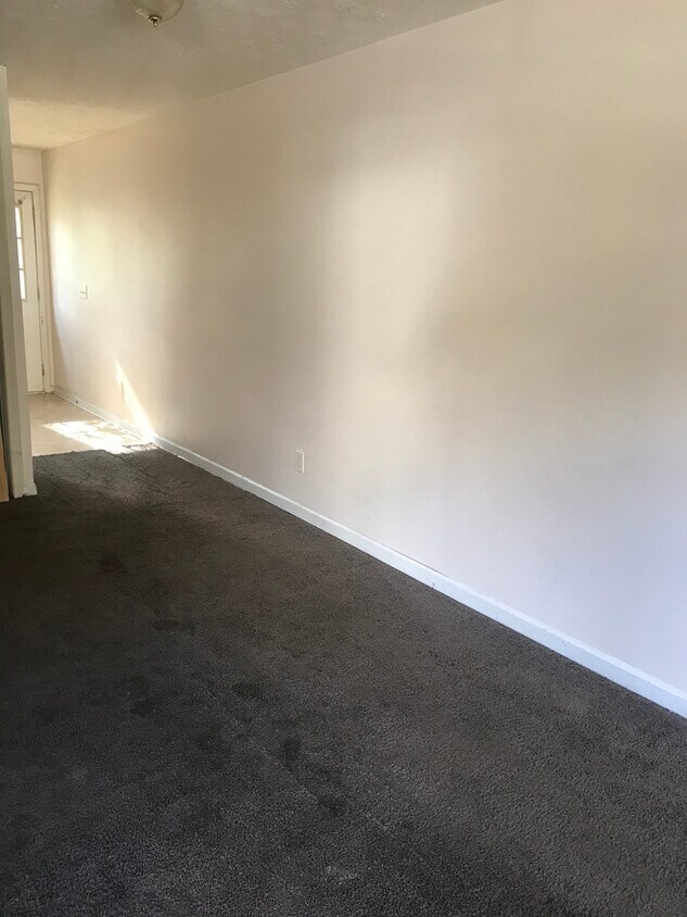 Building Photo - Nice In Town apartment