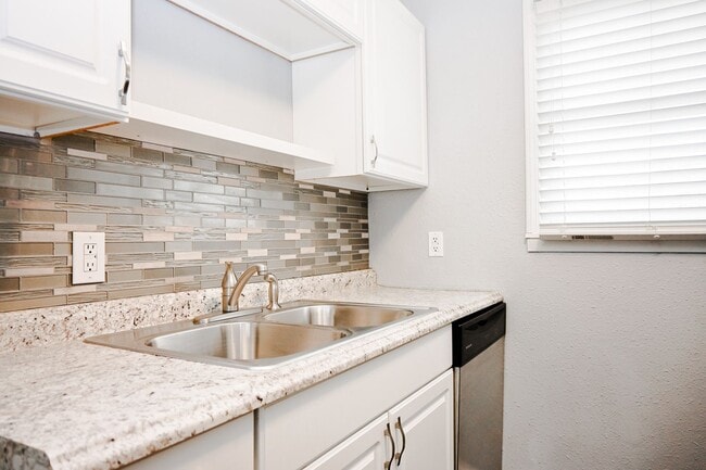 Building Photo - 95 4th Ave S