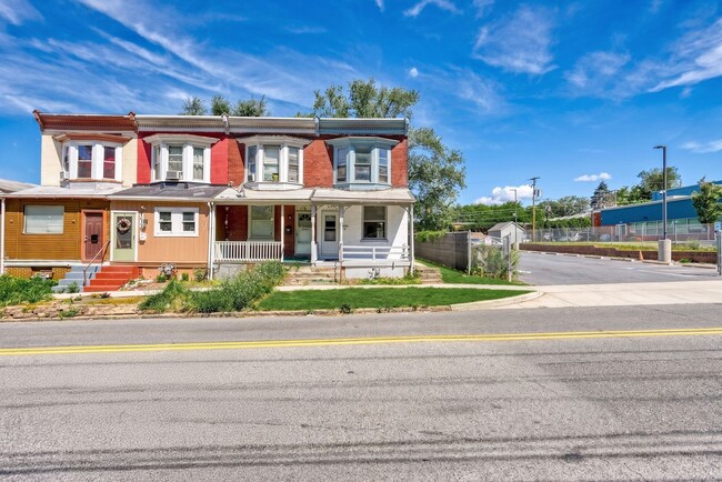 Building Photo - Newly Renovated 3 Bedroom, 1 Bathroom Townhouse