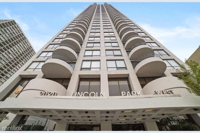Building Photo - 2022 N Lincoln Park W
