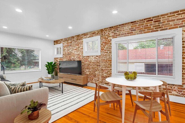 Foto del edificio - Stunning Potter Highlands home near Highland & Sunnyside