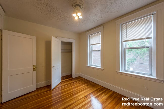 Building Photo - 15 Barrows St