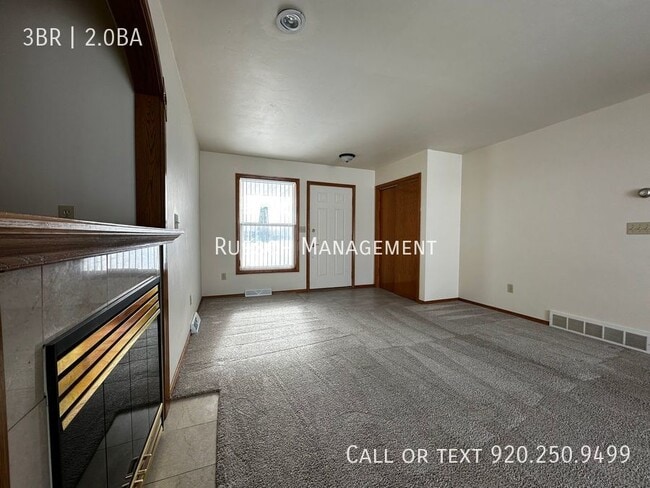 Building Photo - Beautiful 3 Bedroom 2 Bath Side-By-Side Du...
