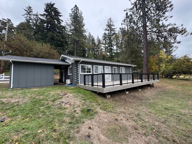 Building Photo - SIM - Charming 2-Bed, 1-Bath Home in a Pea...