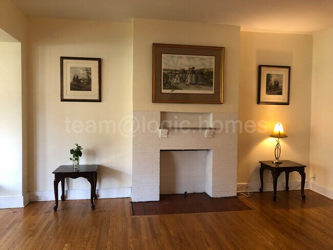 Sala de estar - 5620 Phillips Ave