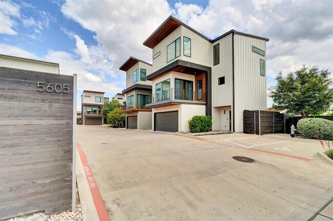 Building Photo - 5605 Sunshine Dr