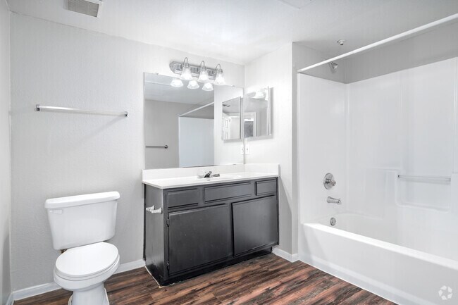 1 habitación, 1 baño - 676 pies cuadrados - Baño - Brentwood Oaks Apartments