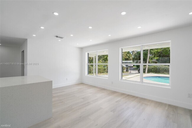 Building Photo - 4 br, 3 bath House - 3241 NW 6th Ave # 3241