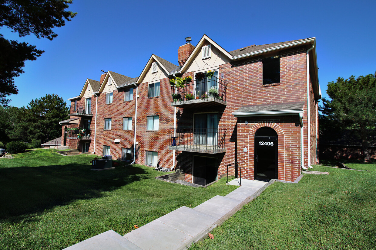 Primary Photo - Edgewater Court Apartments