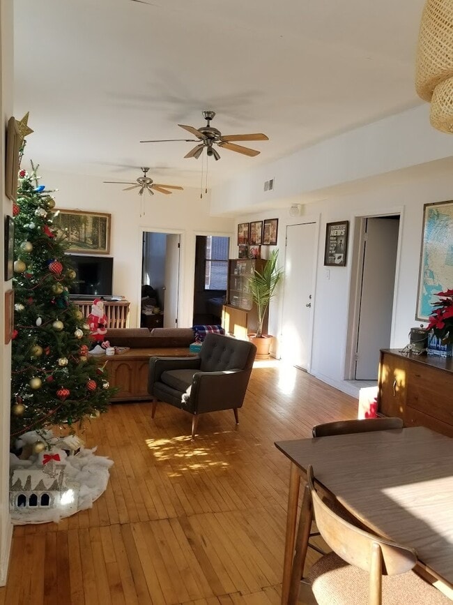 Foto del edificio - 2350 W Augusta Blvd