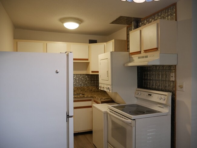 Building Photo - 3822J Country Club Rd