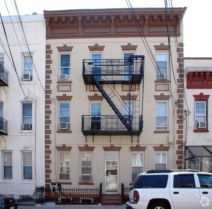 Building Photo - 571 59th St