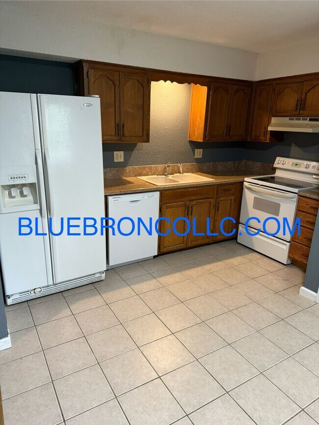 Foto del edificio - This one will go fast, marvelous 3 bedroom...