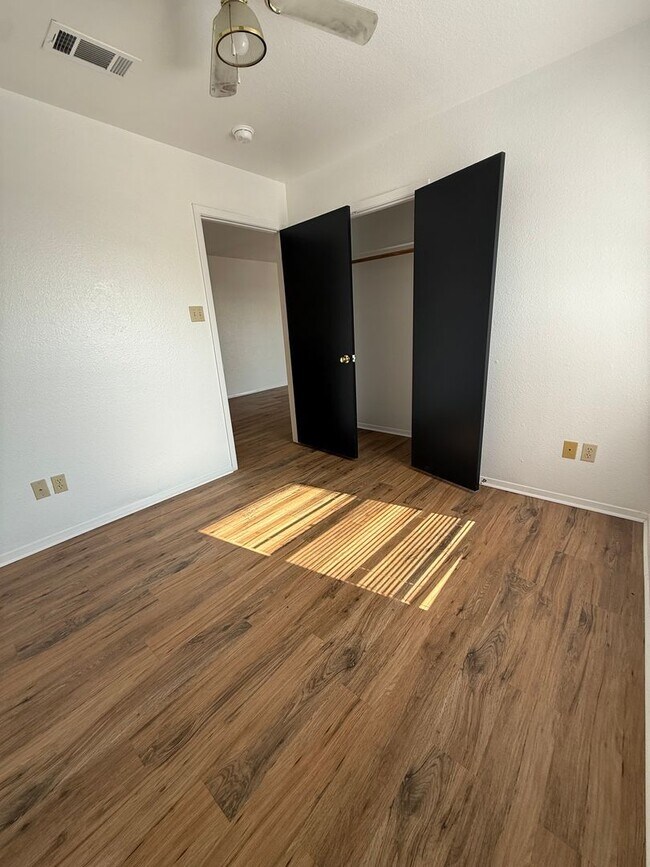 Foto del edificio - JULIE8141-43