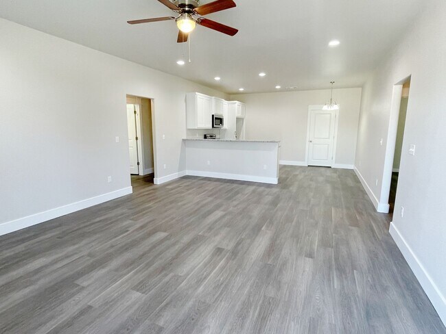 Foto del edificio - Beautiful 4 bedroom 2 Bath Home in New Com...