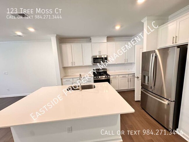 Building Photo - 123 Tree Moss Ct