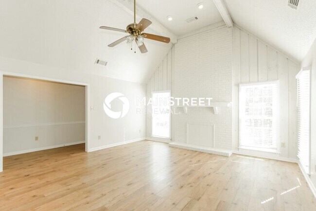 Foto del edificio - 4 Bedroom Pet-Friendly Home in GERMANTOWN, TN with Main Street Renewal