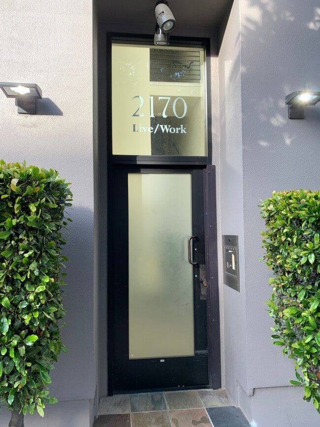 Building Photo - SPACIOUS  1.5 bath Live/Work loft with par...