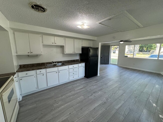 Building Photo - 2 bed, 1 bath Home in Elkhart IN   ACCEPTING SECTION 8