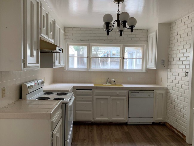 Building Photo - 3 br, 1.5 bath Apartment - 32 Via Ventura