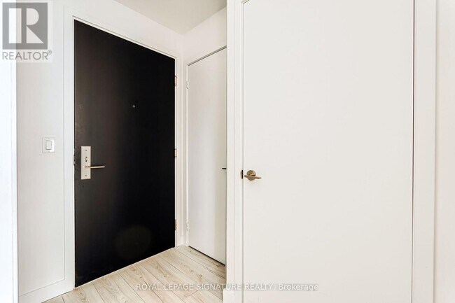 Photo du bâtiment - 8 Eglinton Ave E