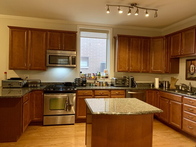Foto del edificio - 3514 N Wilton Ave