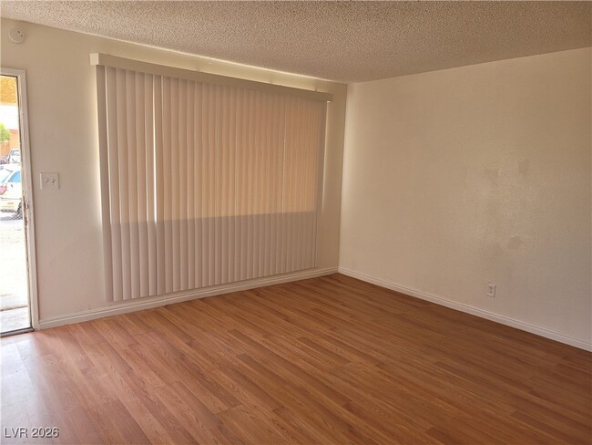 Foto del edificio - 2600 E Vana Ave