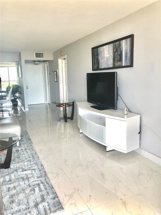 Foto del edificio - 2 br, 2 bath Condo - 3031 N Ocean Blvd Apt...