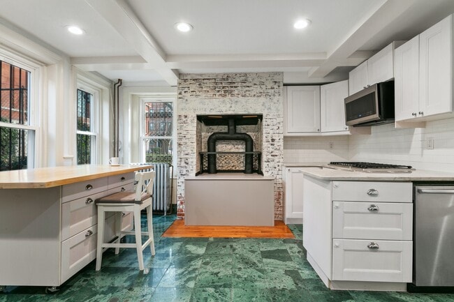 Building Photo - Huge Paulus Hook Duplex Apt w/Pvt Yard