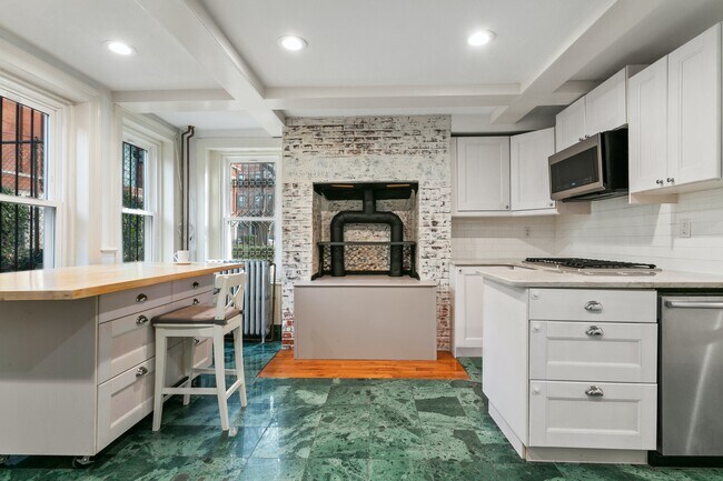 Foto del edificio - Huge Paulus Hook Duplex Apt w/Pvt Yard