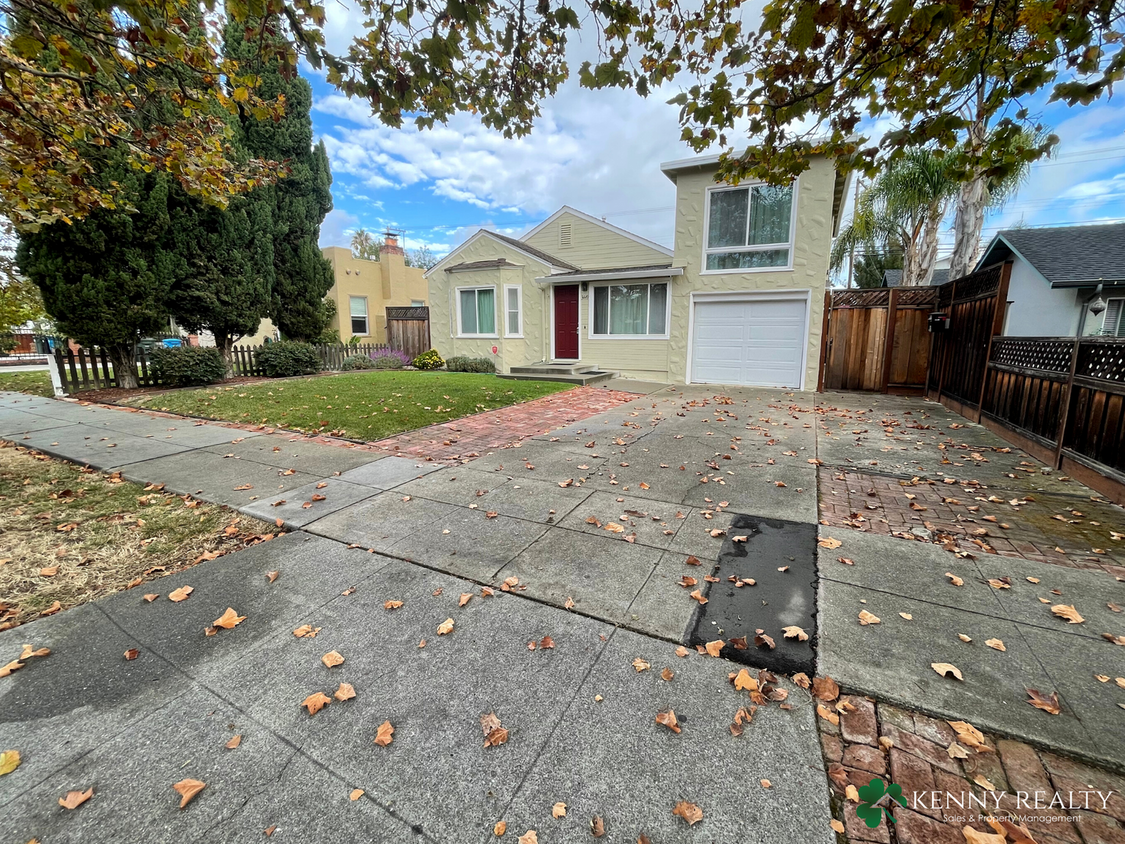 Primary Photo - 3 Bedroom Home with Bonus Room in Redwood ...