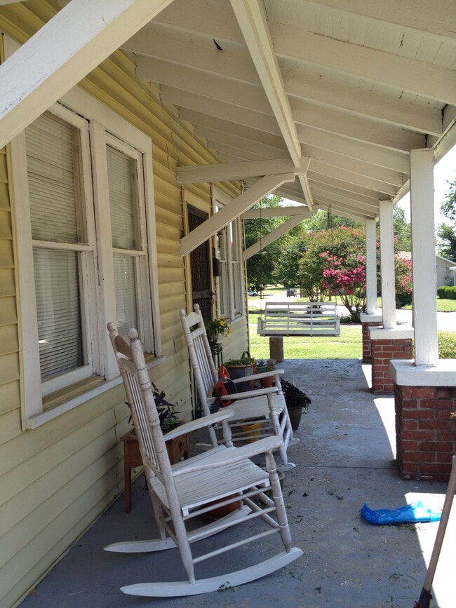 Building Photo - 2288 York Ave