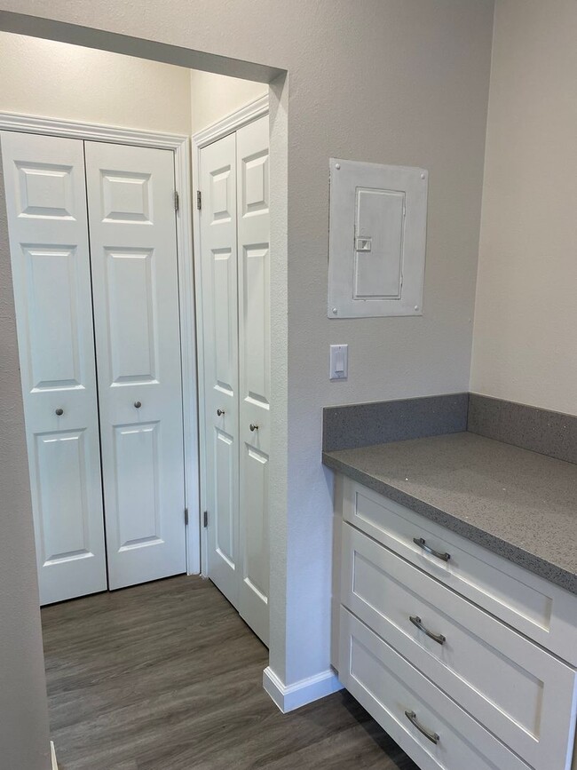 Building Photo - Cute Liliha Studio, Utilities included