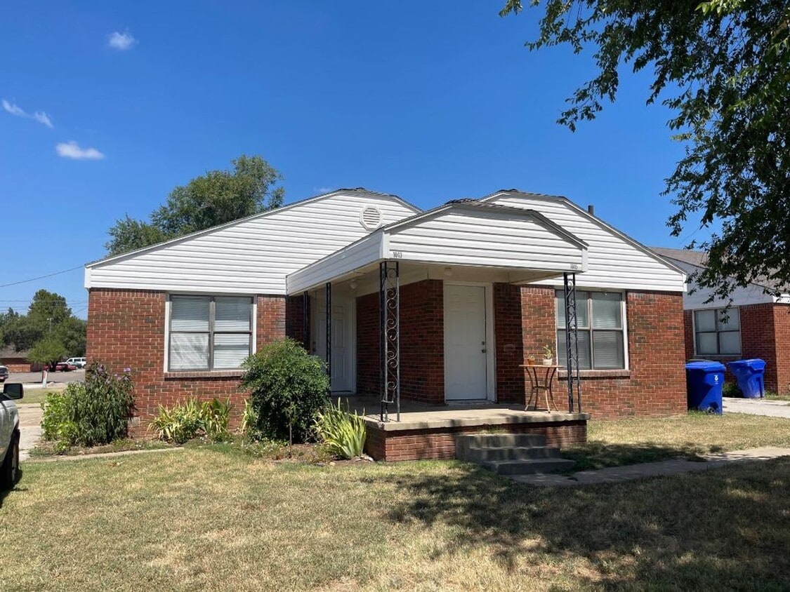 Primary Photo - 1 Bed 1 Bath Duplex For Lease Now!