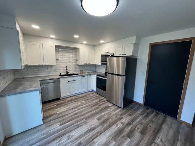 Foto del edificio - 644-646 Woodlawn Dr - Duplex