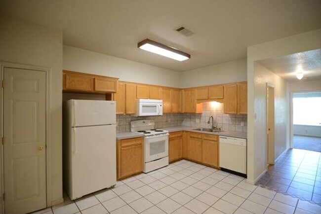 Foto del edificio - 3705 Woodrow Dr