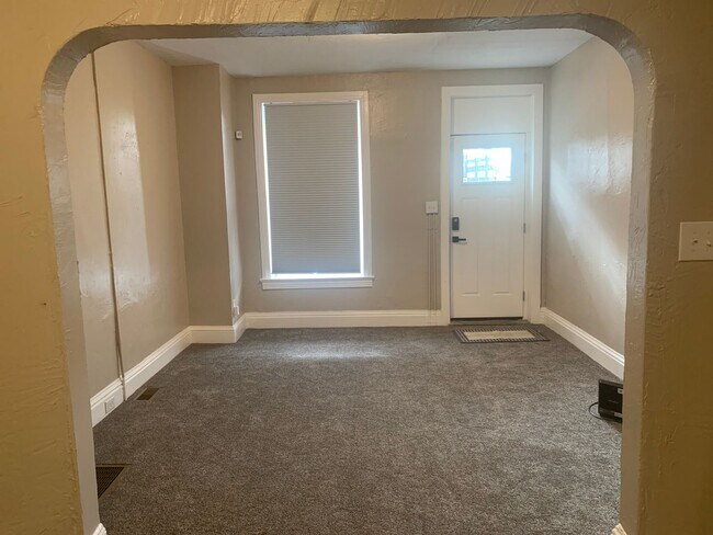 Building Photo - Spacious Renovated 5 Bed 1.5 Bath House- Y...