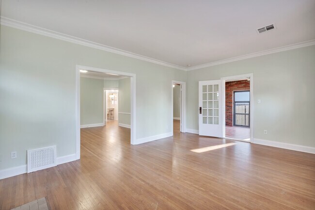 Building Photo - 109 E 26th Pl