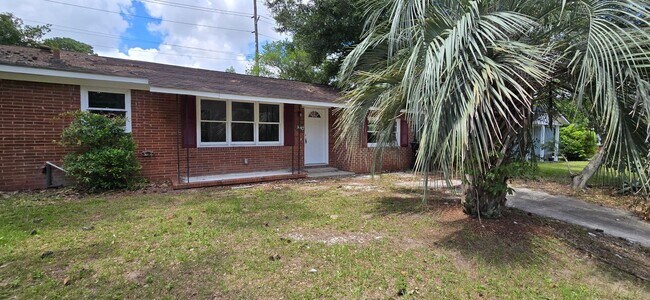 Building Photo - FRESH RENOVATION - NEW APPLIANCES - $1795!