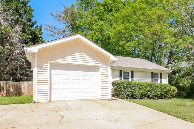 Building Photo - 420 Willow Ct SE