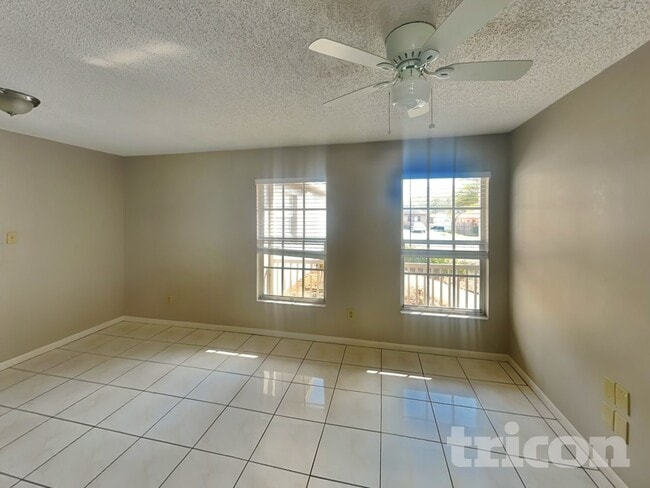 Foto del edificio - 1924 Derbywood Dr